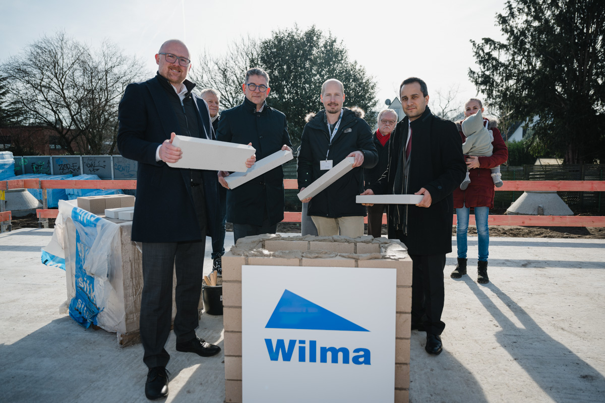 Grundsteinlegung bei strahlendem Sonnenschein